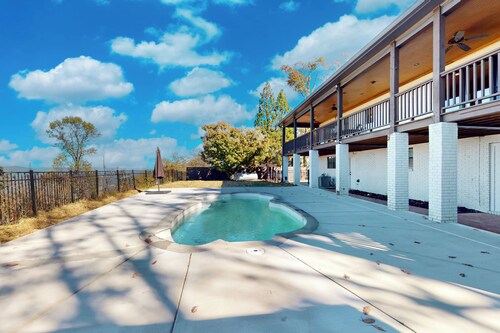 3 BR Home: Dog Friendly w/ Scenic Views & Pool