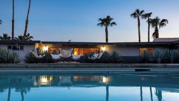 A modern house with a swimming pool, palm trees, and outdoor seating. - 3BR Designer Hideaway w/ Private Pool, spa (Borrego Springs)