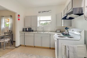Apartment (1 Bedroom) | Interior - 4 Mi to Lake Bastrop: Pet-friendly Apartment! (Bastrop)