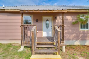 Apartment (1 Bedroom) | Interior - 4 Mi to Lake Bastrop: Pet-friendly Apartment! (Bastrop)