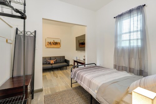 4 Mi to Lake Bastrop: Pet-friendly Apartment!