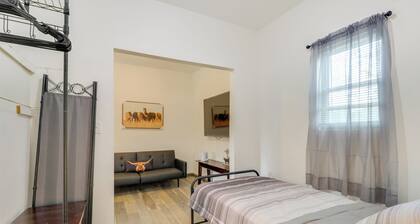 4 Mi to Lake Bastrop: Pet-friendly Apartment!