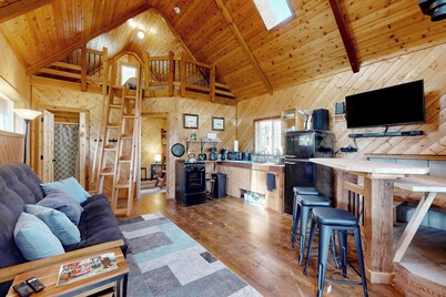 1 BR Dog-friendly Home w/ Fire Pit, Near Creek