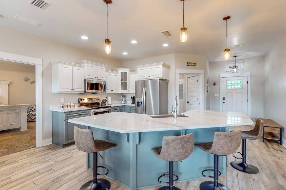 4BR Retreat w/ a Saltwater Pool & Fire Table - Crestview, FL