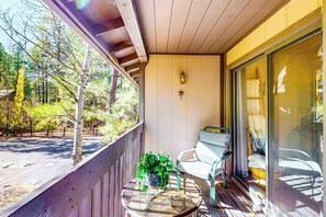 Apartment (3 Bedrooms) | Interior - 3BR Condo w/ Fire Pit & Full Kitchen (Pinetop)