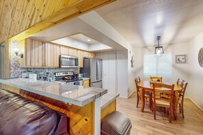 Apartment (3 Bedrooms) | Interior - 3BR Condo w/ Fire Pit & Full Kitchen (Pinetop)