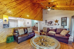 Apartment (3 Bedrooms) | Interior - 3BR Condo w/ Fire Pit & Full Kitchen (Pinetop)