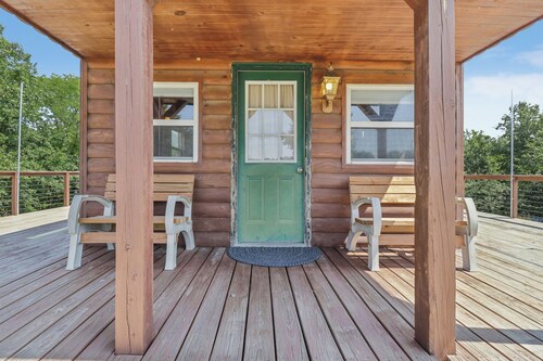 1BR Cabin on Farm w/ Fire Pit, Pond & Treehouse