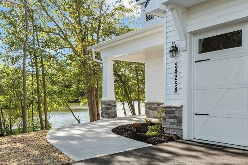 3BR Riverfront Home w/ Kayaks & Game Room