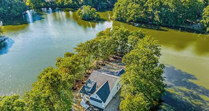 3BR Riverfront Home w/ Kayaks & Game Room