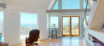 4BR Dog-friendly House w/ Ocean View