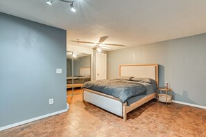 Interior - 1 Mi to Connecticut River: Home w/ Large Backyard (Glastonbury)