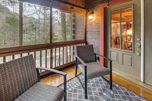 Interior - Beautiful Wood Cabin in Red River Gorge (Rogers)