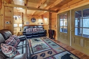 Interior - Beautiful Wood Cabin in Red River Gorge (Rogers)