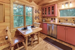 Interior - Beautiful Wood Cabin in Red River Gorge (Rogers)
