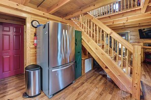 Interior - Beautiful Wood Cabin in Red River Gorge (Rogers)