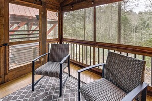 Interior - Beautiful Wood Cabin in Red River Gorge (Rogers)