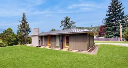 Home w/ Stunning River Views & Nearby Attractions