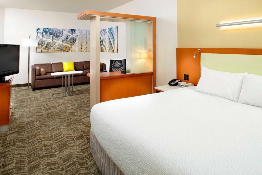 Near Naval Station Great Lakes + Breakfast & Pool - Waukegan, IL