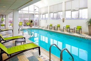 Indoor pool, a heated pool - Near Six Flags Great America + Breakfast & Pool (Waukegan)