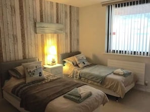2 bedrooms, iron/ironing board, free wired internet, bed sheets - Seaside Bliss Retreat in Westward Ho! (Bideford)