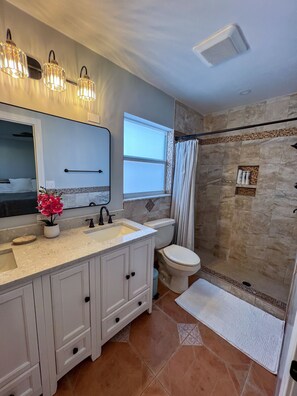 Shower, hair dryer, towels, soap - 3-bedroom house in charming Greenacres with large covered patio (Greenacres)
