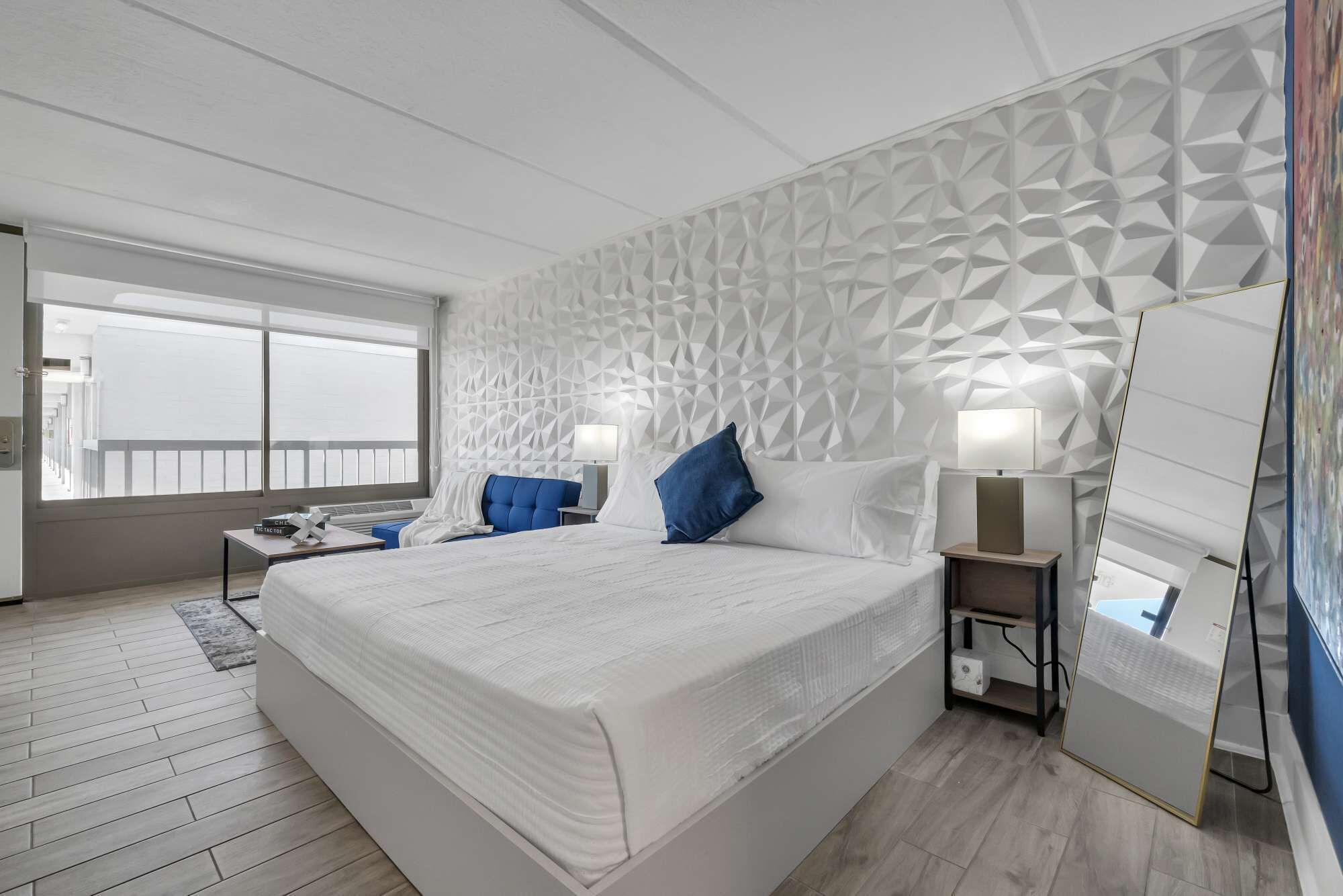 Työpöytä, silitysrauta/-lauta, Wi-Fi, vuodevaatteet