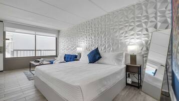 Escritorio, tabla de planchar con plancha, wifi y ropa de cama