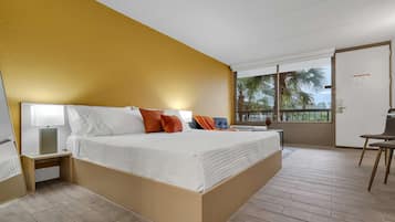 Desk, iron/ironing board, WiFi, bed sheets