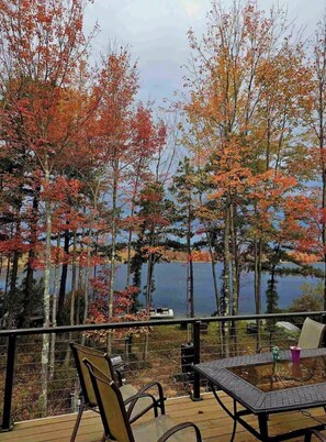 Outdoor dining - Home in Mount Pocono, Hot tub, Sauna, Lakefront, Kayaks+ (Pocono Summit)