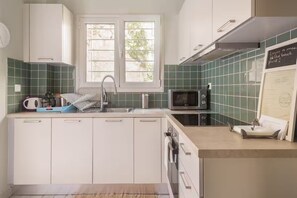 Private kitchen - Apartment with Leafy Backyard Steps from the Acropolis (Athens)