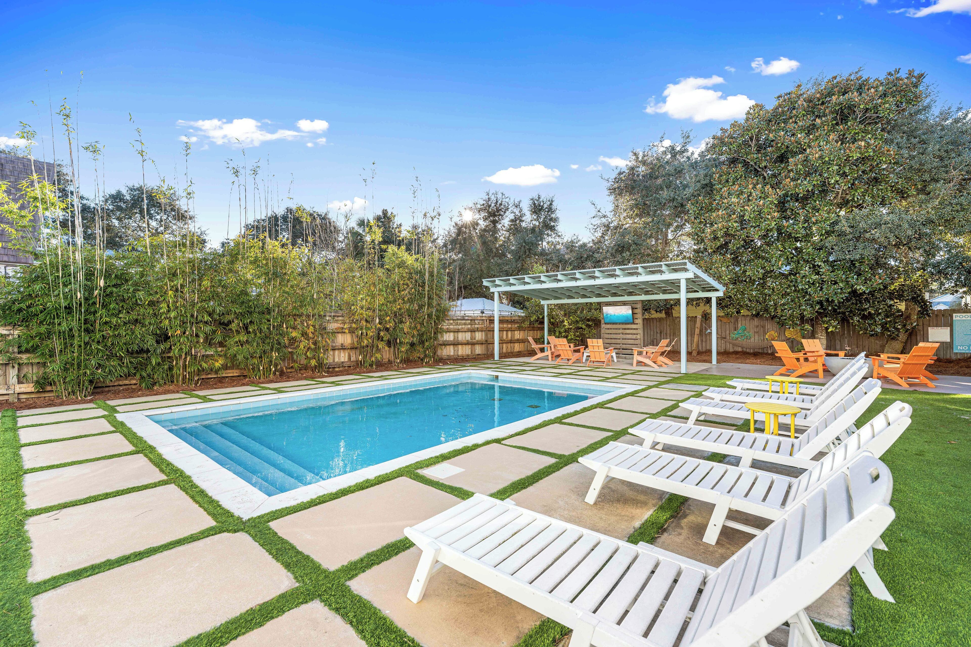 Utendørsbasseng og et oppvarmet basseng