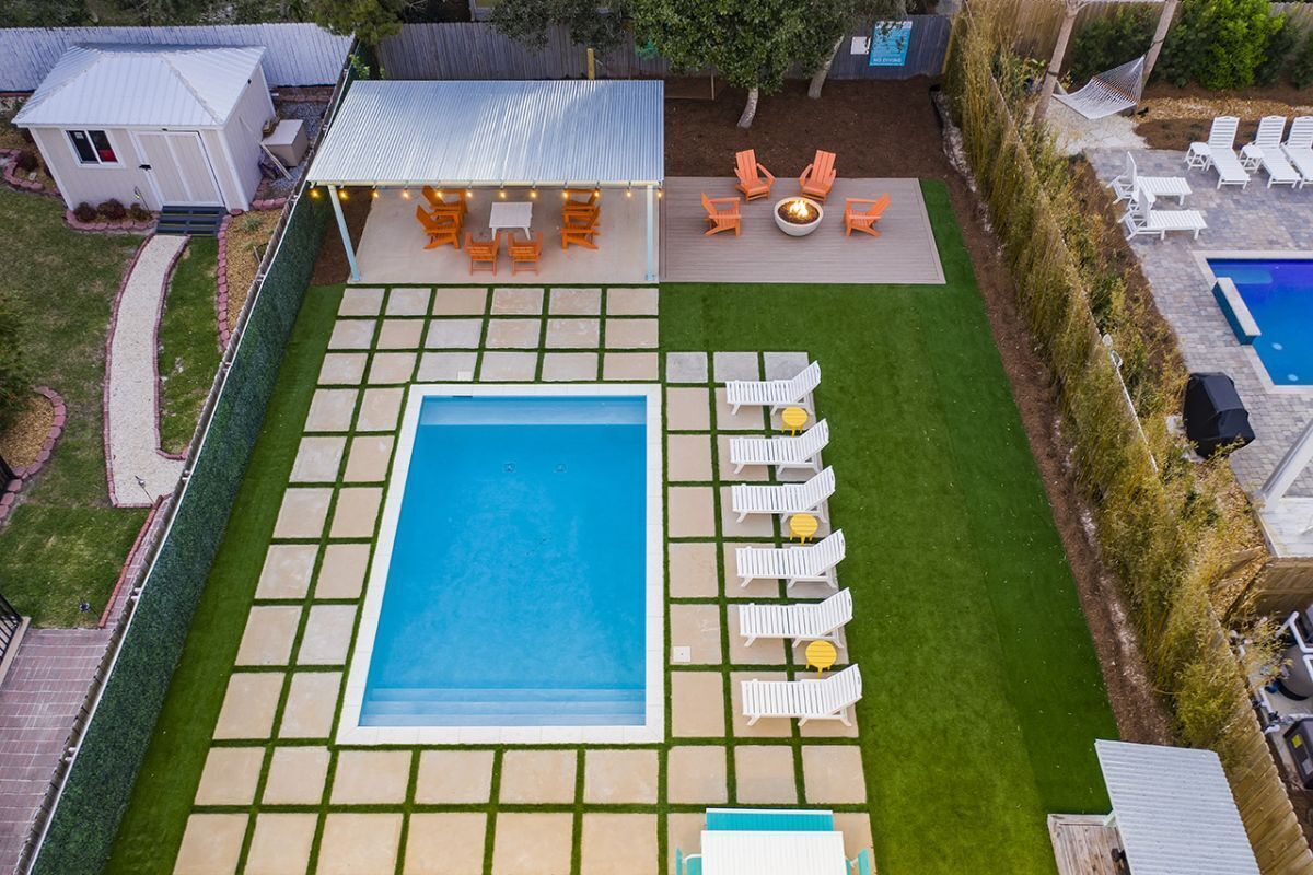 Utendørsbasseng og et oppvarmet basseng