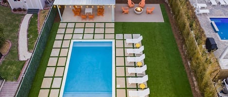 Utendørsbasseng og et oppvarmet basseng