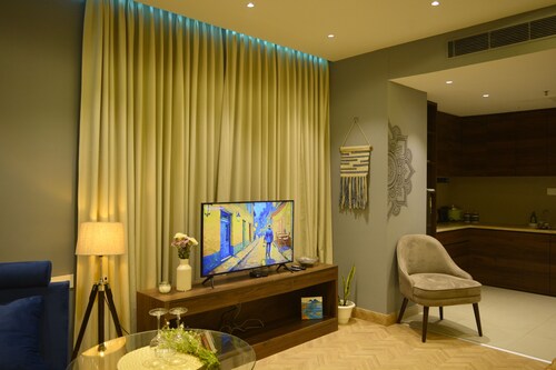 Luxury Skyline Studio • Near Cyberhub & Metro • NirviiHomes