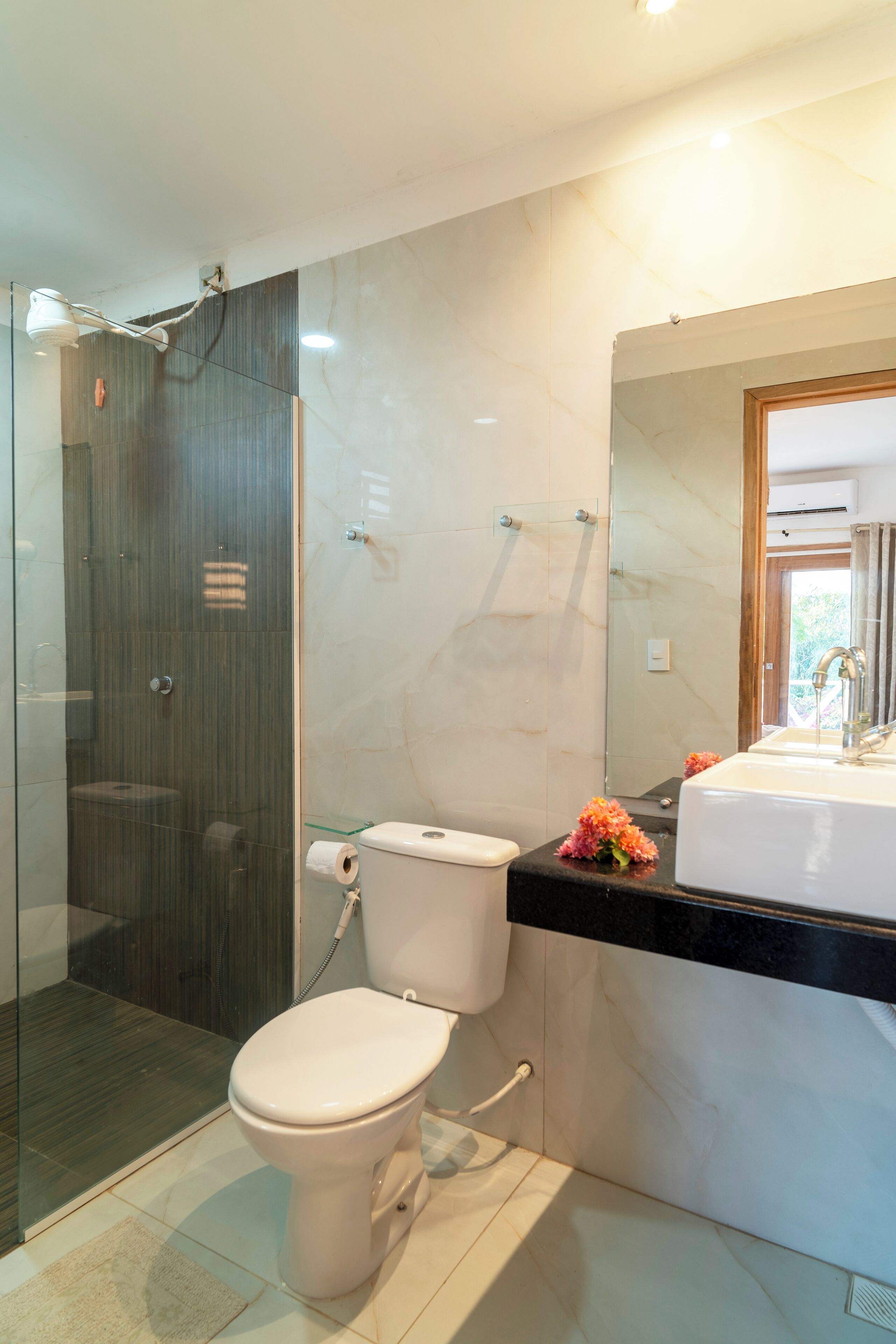 Chuveiro, secador de cabelo, bidê, toalhas de banho