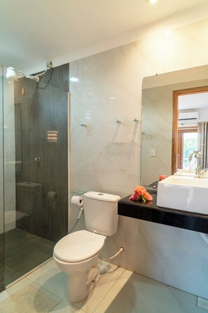 Chuveiro, secador de cabelo, bidê, toalhas de banho