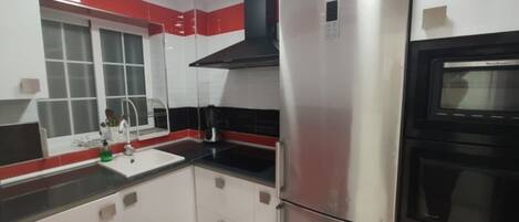 Frigorífico, microondas, horno y cafetera o tetera