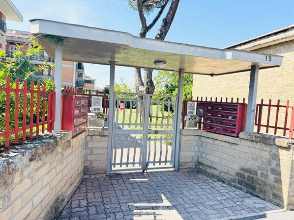 المنطقة المحيطة بالمنشأة