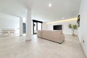 TV - White House Apartment • Marina 5 min (Puerto Calero)