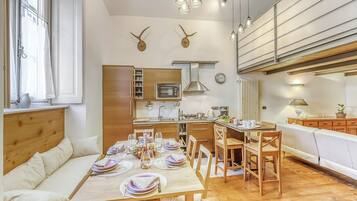 Standard Apartment, Multiple Bedrooms (Le Bon Bon Rose) | Dining