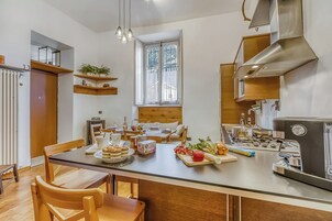 Refrigerador, horno, placa de cocina, cafetera/tetera