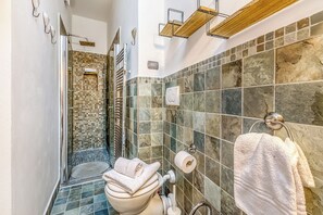 Dusche, Haartrockner, Bidet, Handtücher