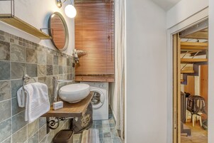 Ducha, secador de pelo, bidet, toallas