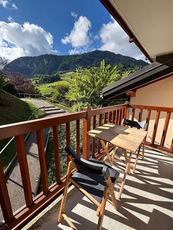 Outdoor dining - Ski in/ski out apartment & swimming pool - Flumet (Flumet)