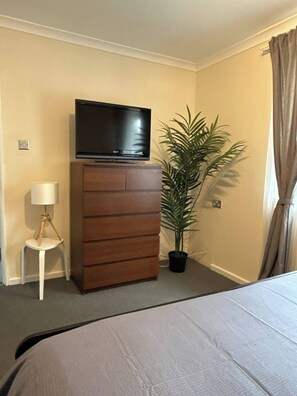 House, 3 Bedrooms, Terrace | Room amenity - Bright 3-bed House · 6 Min to Elizabeth Line (London)