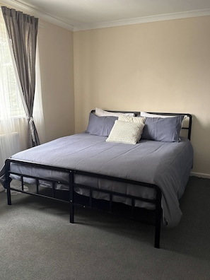 3 bedrooms - Bright 3-bed House · 6 Min to Elizabeth Line (London)