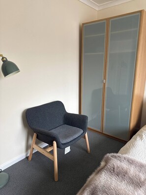 3 bedrooms - Bright 3-bed House · 6 Min to Elizabeth Line (London)