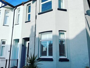 غرفة - غرفتا نوم - بشرفة - منظر للمدينة | المنشأة من الخارج