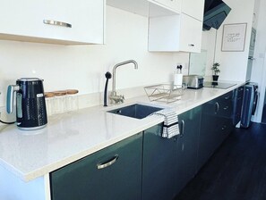 Zimmer, 2 Schlafzimmer, Balkon, Stadtblick | Eigene Küche
